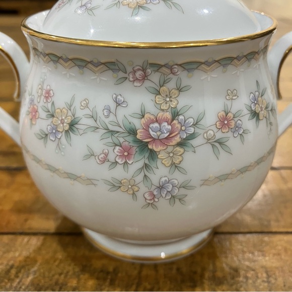 Vintage Noritake | Floral Ivory China Sugar Bowl with Gold Trim - Picture 2 of 10
